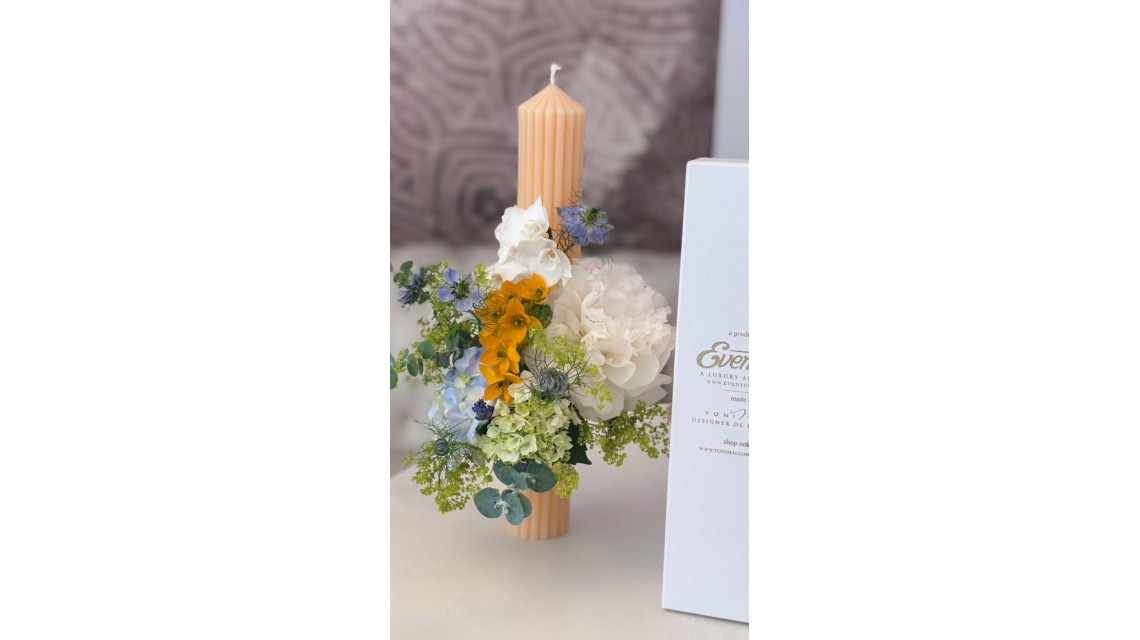 Lumanare stalp somon pentru botez decorata cu flori naturale Peach Blue 1
